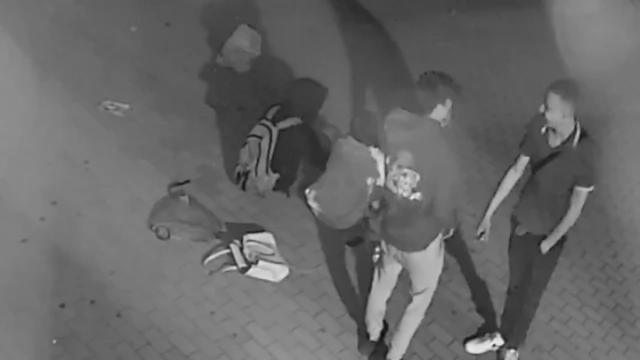 Tczew - Policja ustala, kto zniszczył elewację hali sportowej. Znasz te osoby?