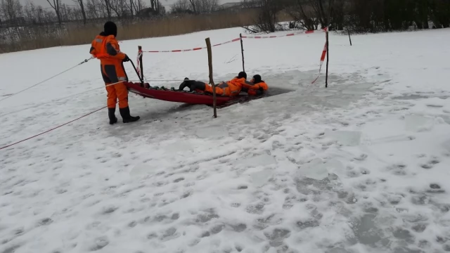 Tczew - Strażacy ćwiczyli jak sprawnie wyciągać ludzi spod lodu