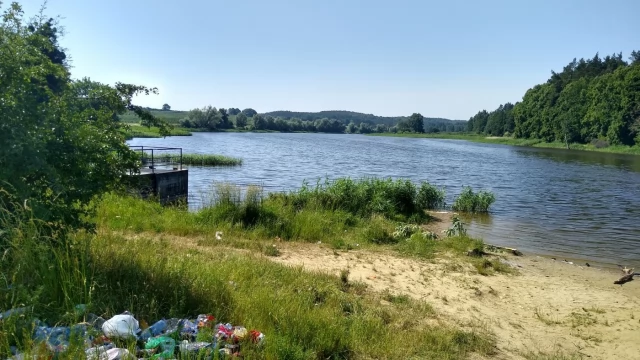 Tczew - Zamieniają brzeg jeziora w wysypisko!