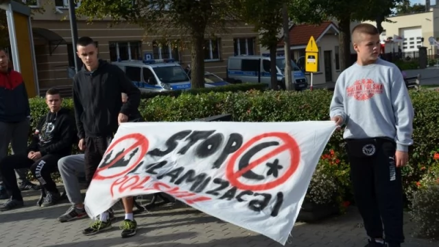 Tczew - Manifestacja przeciw przyjmowaniu uchodźców. Nie zabrakło radykalnych haseł