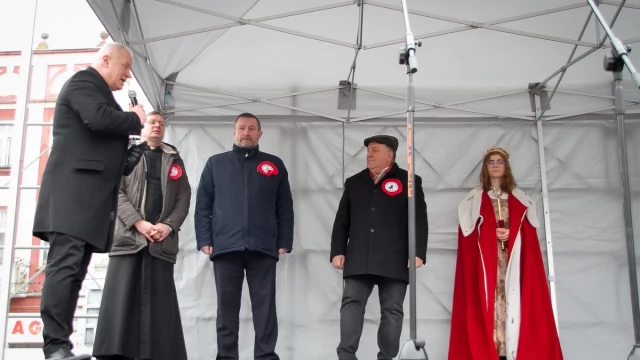 Tczew - Tczewscy maturzyści zatańczyli poloneza na ulicach starówki [DUŻO ZDJĘĆ]