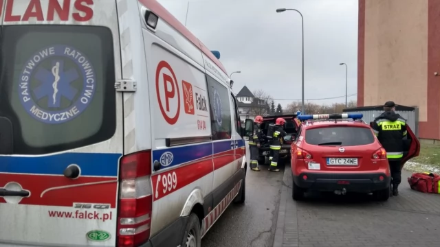 Tczew - Pożar na Saperskiej. Mężczyzna znaleziony w piwnicy w ciężkim stanie, jest więcej poszkodowanych