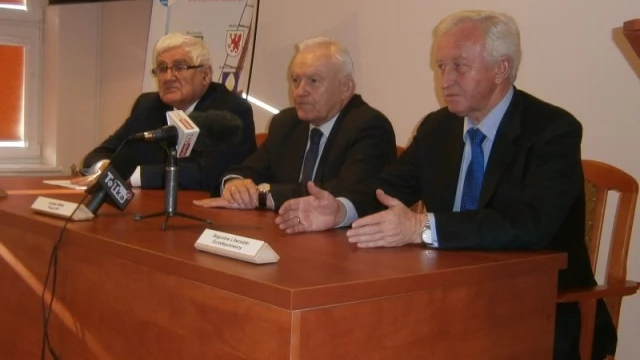 Tczew - Leszek Miller krytykuje władze województwa za nieprzekazanie środków na most w Tczewie