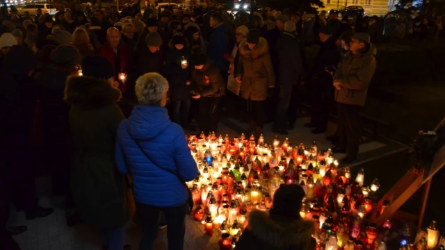 Tczew - Wybrzmiał dźwięk ciszy. Tczewianie pożegnali Pawła Adamowicza