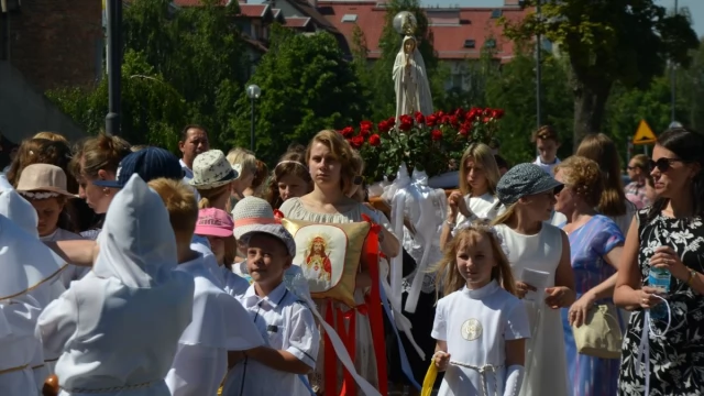Tczew - Boże Ciało. Wierni na ulicach Tczewa