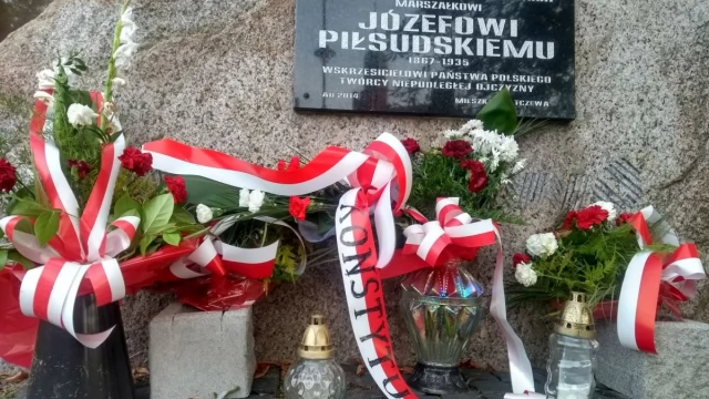 Tczew - Wiązanki z napisem "Konstytucja" w kilku miejscach Tczewa