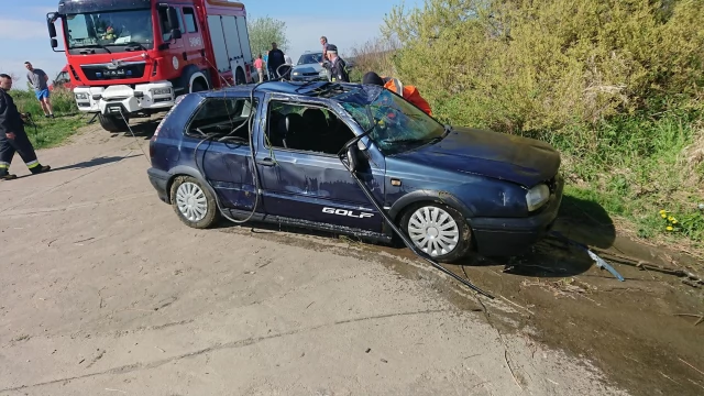 Tczew - Opalenie. O krok od tragedii - auto wylądowało w Wiśle