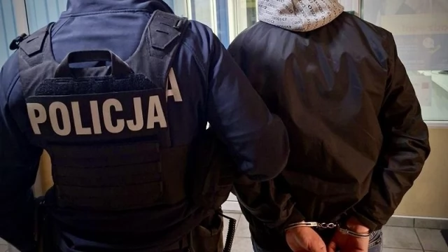 Tczew - Zdradziło go zdenerwowanie - policjanci z Pelplina znaleźli przy nim narkotyki