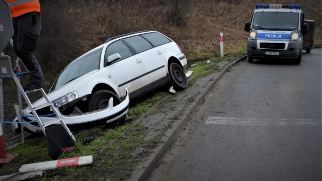 Tczew - Pijany kierowca VW staranował znak i sygnalizator świetlny