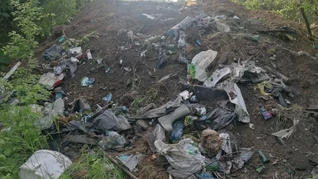 Tczew - Ciężarówki z odpadami na prywatnej posesji. Sprawę bada WIOŚ