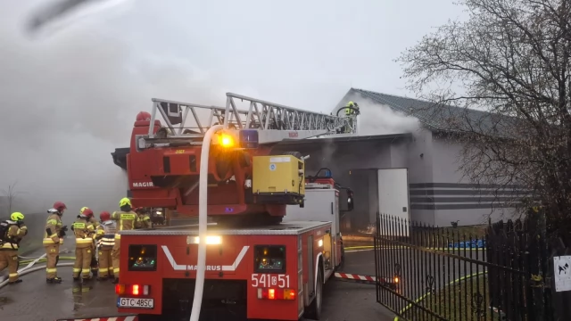 Tczew - Trzynaście zastępów strażackich gasiło pożar wędzarni w Dalwinie