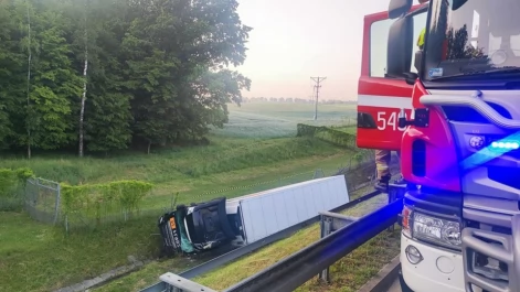 Tczew - A1. Ciężarówka wypadła z trasy
