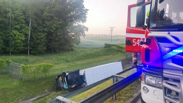 Tczew - A1. Ciężarówka wypadła z trasy