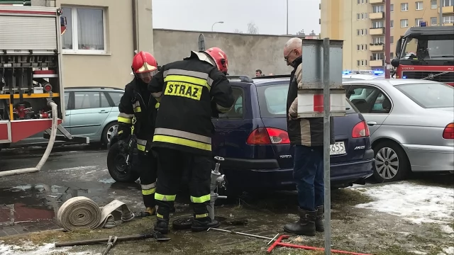 Tczew - Pożar na Saperskiej. Mężczyzna znaleziony w piwnicy w ciężkim stanie, jest więcej poszkodowanych