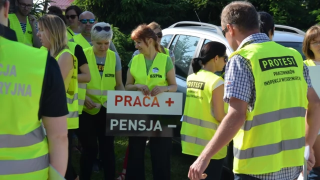 Tczew - Pracownicy inspekcji weterynaryjnej zablokowali dk 22. Walczą o godne płace