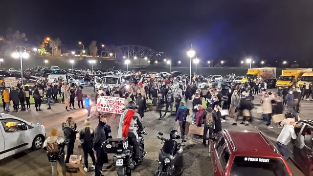 Tczew - Protesty ws. aborcji nie ustają. "Wybaczcie utrudnienia, Tczew ma rząd do obalenia" [FILM]