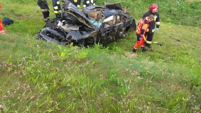 Tczew - Dachowanie na A1. Jedna osoba nie żyje, druga w szpitalu
