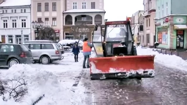 Tczew - Co drogowcy robią zimą? Odśnieżanie od bladego świtu...