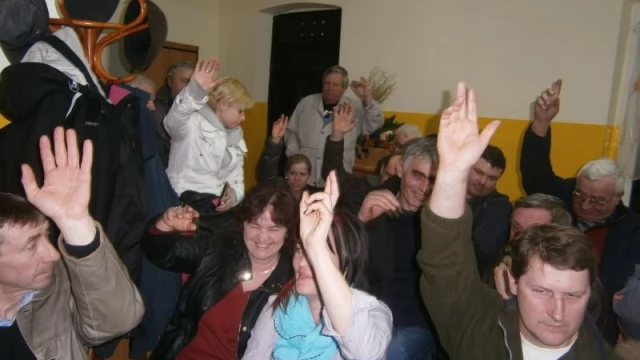 Tczew - Mieszkańcy Czarlina nie chcą likwidacji przejścia i skrzyżownia. "Nie wykluczamy blokady drogi"