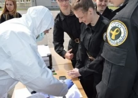 Tczew - Młodzież ze szkoły w Swarożynie przygotowuje się do służby w policji