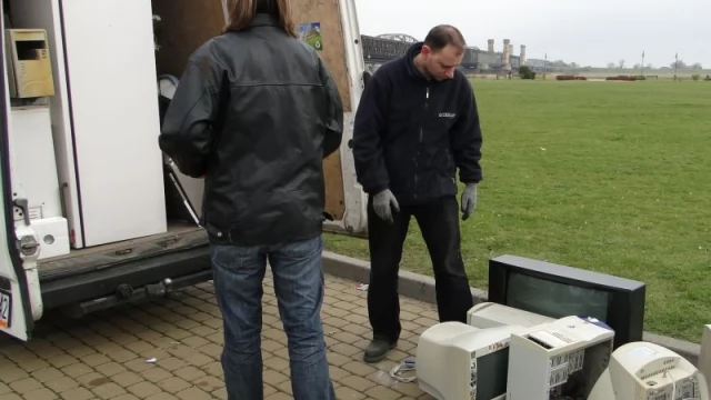 Tczew - 300 kg plastiku, 5000 kg elektrośmieci i 500 kg makulatury wymienili na drzewka