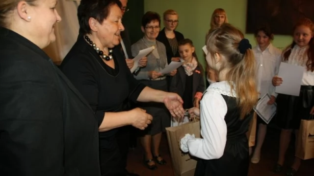 Tczew - Poezja Jana Pawła II w murach gniewskiej biblioteki 