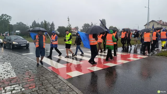 Tczew - Kolejarze protestują w Czarlinie. Utrudnienia na krajowej 22