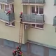 Tczew - Strażacy wchodzą do zamkniętego mieszkania przez balkon