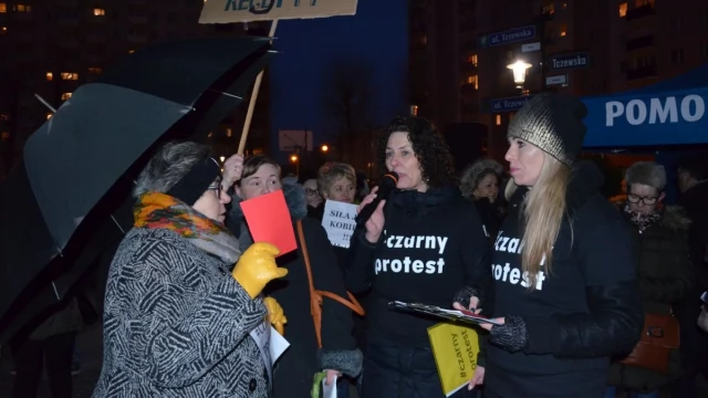Tczew - Gorąco na Czarnym Proteście. Narodowcy usiłowali zakłócić kobiecą pikietę