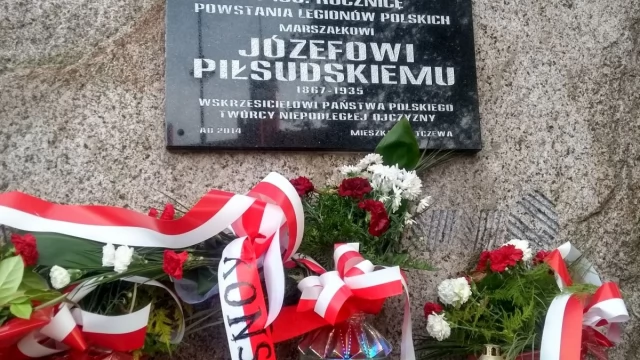 Tczew - Wiązanki z napisem "Konstytucja" w kilku miejscach Tczewa