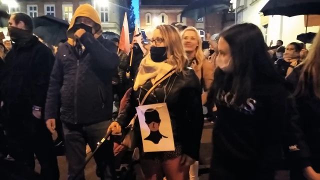 Tczew - Tłumy na ulicach Tczewa. Protest przeciw decyzji TK #PiekłoKobiet