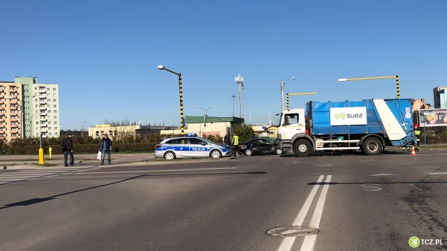 Tczew - Kociewska/Żwirki. Zderzenie osobówki ze śmieciarką