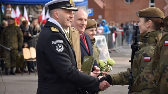 Tczew - Na Dzień Kobiet morowe dziewczyny w oliwkowych beretach