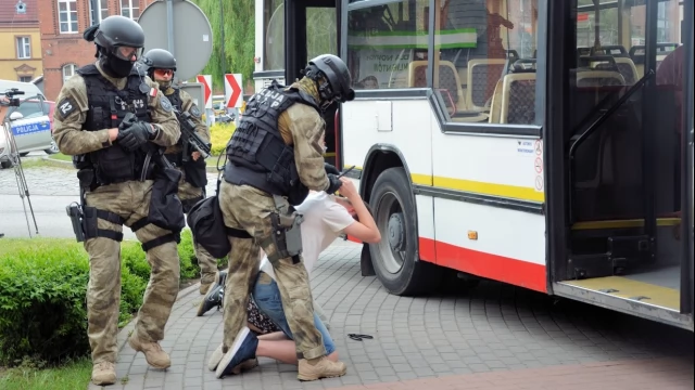 Tczew - Atak terrorystyczny na autobus - negocjacje przed ratuszem