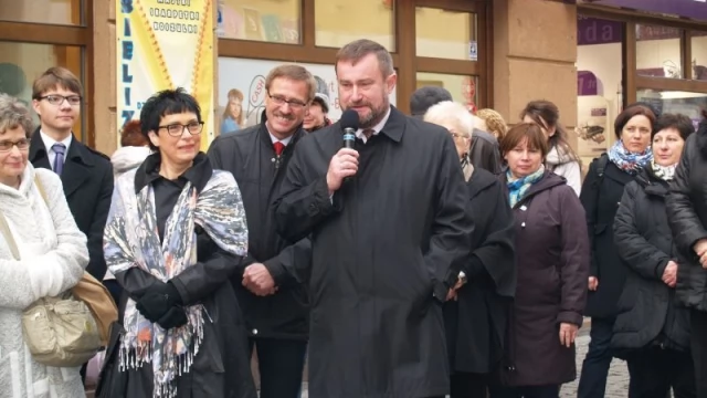 Tczew - Na Starym Mieście stanęła ławeczka z wizerunkiem Romana Landowskiego