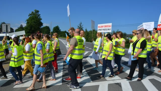 Tczew - Pracownicy inspekcji weterynaryjnej zablokowali dk 22. Walczą o godne płace