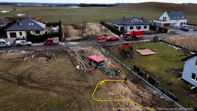 Tczew - Dramatyczna akcja w Stanisławiu po powstaniu wielkiego zapadliska. "Działania ratownicze nadal trwają"