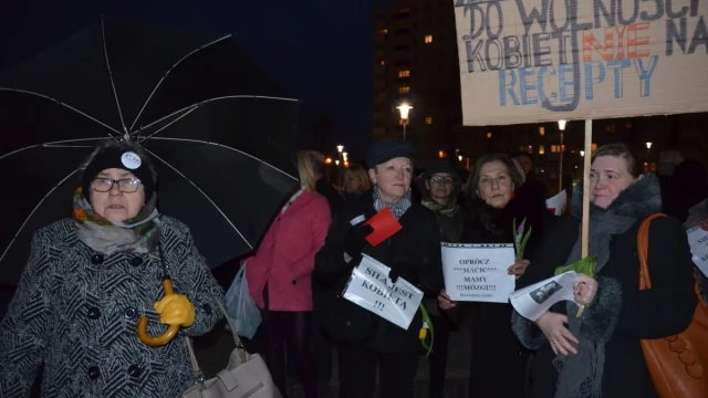 Tczew - Gorąco na Czarnym Proteście. Narodowcy usiłowali zakłócić kobiecą pikietę