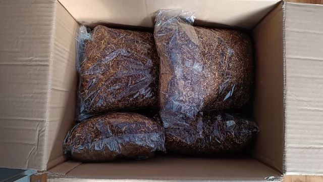 Tczew - Nielegalny tytoń w paczkach. Policjanci prowadzą sprawę przesyłki z krajanką tytoniową