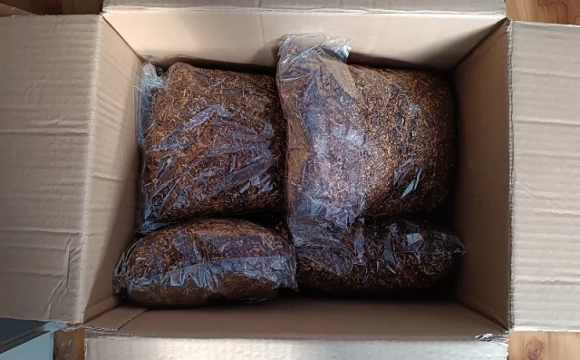 Tczew - Nielegalny tytoń w paczkach. Policjanci prowadzą sprawę przesyłki z krajanką tytoniową