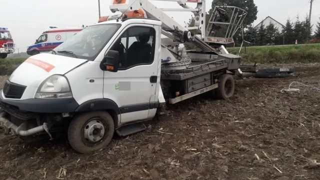 Tczew - Ciężarówka wypadła z drogi. Ruch wahadłowy na drodze 229