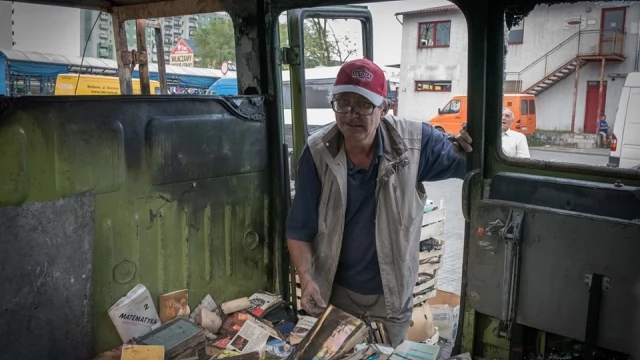 Tczew - Żył ze sprzedaży książek - najprawdopodobniej ktoś podpalił jego żuka. Stracił wszystko! Pomożemy?