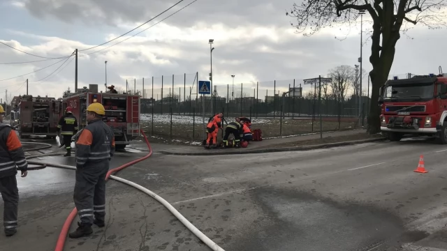 Tczew - Pożar na ulicy Czyżykowskiej. Trwa akcja gaśnicza, jedna osoba ranna
