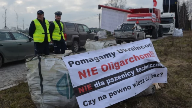Tczew - Rolnicze miasteczko na rondzie w Czarlinie. Jest nawet trumna [WIDEO]