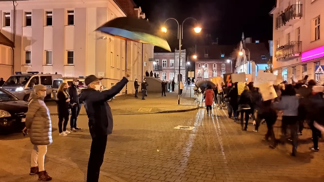 Tczew - Protesty ws. aborcji nie ustają. "Wybaczcie utrudnienia, Tczew ma rząd do obalenia" [FILM]