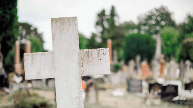 Tczew - Gdański sąd ogłosił wyrok ws. pochówku w grobie, w którym znaleziono śmieci
