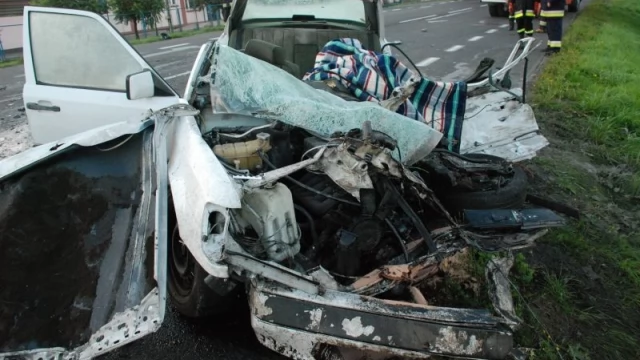 Tczew - Osobowy mercedes zderzył się z ciężarówką - jedna osoba nie żyje
