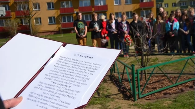 Tczew - Przy Dębie Katyńskim uczczono ofiary katastrofy z 2010 roku