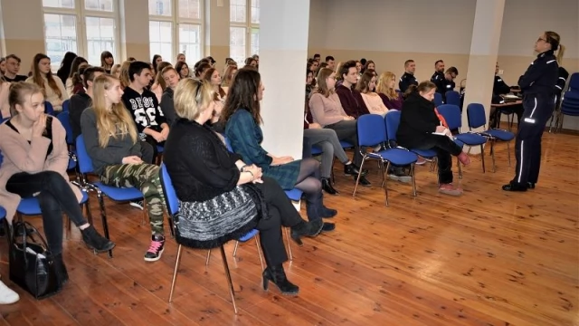 Tczew - "Narkotyki, dopalacze, środki odurzające" - policjanci spotkali się z młodzieżą