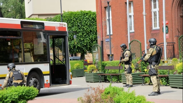 Tczew - Atak terrorystyczny na autobus - negocjacje przed ratuszem